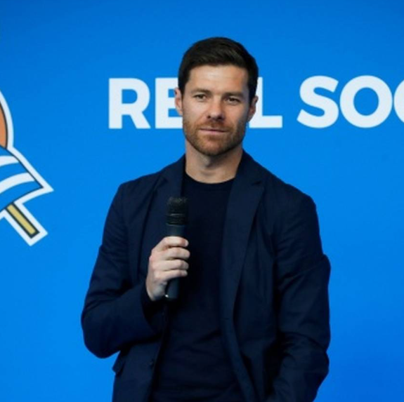 巴尔韦德位置变迁：从右后卫回归中场背后的战术考量