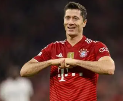 莱万职业生涯关键节点：续约、挑战与未来抉择