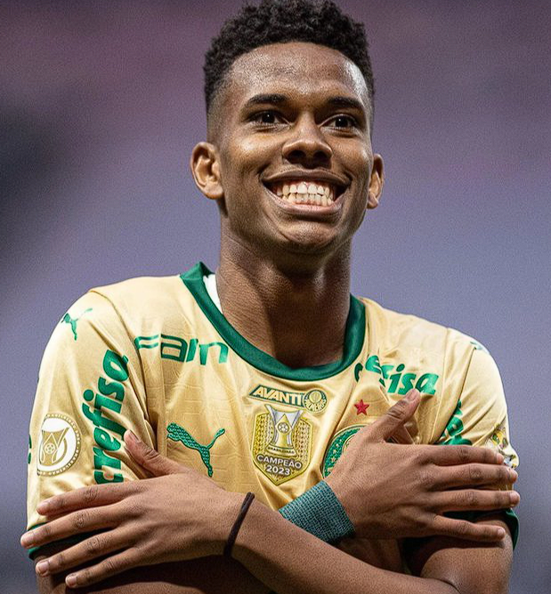 埃斯特旺&ldquo;飞吻事件&rdquo;：赛场情绪的别样演绎